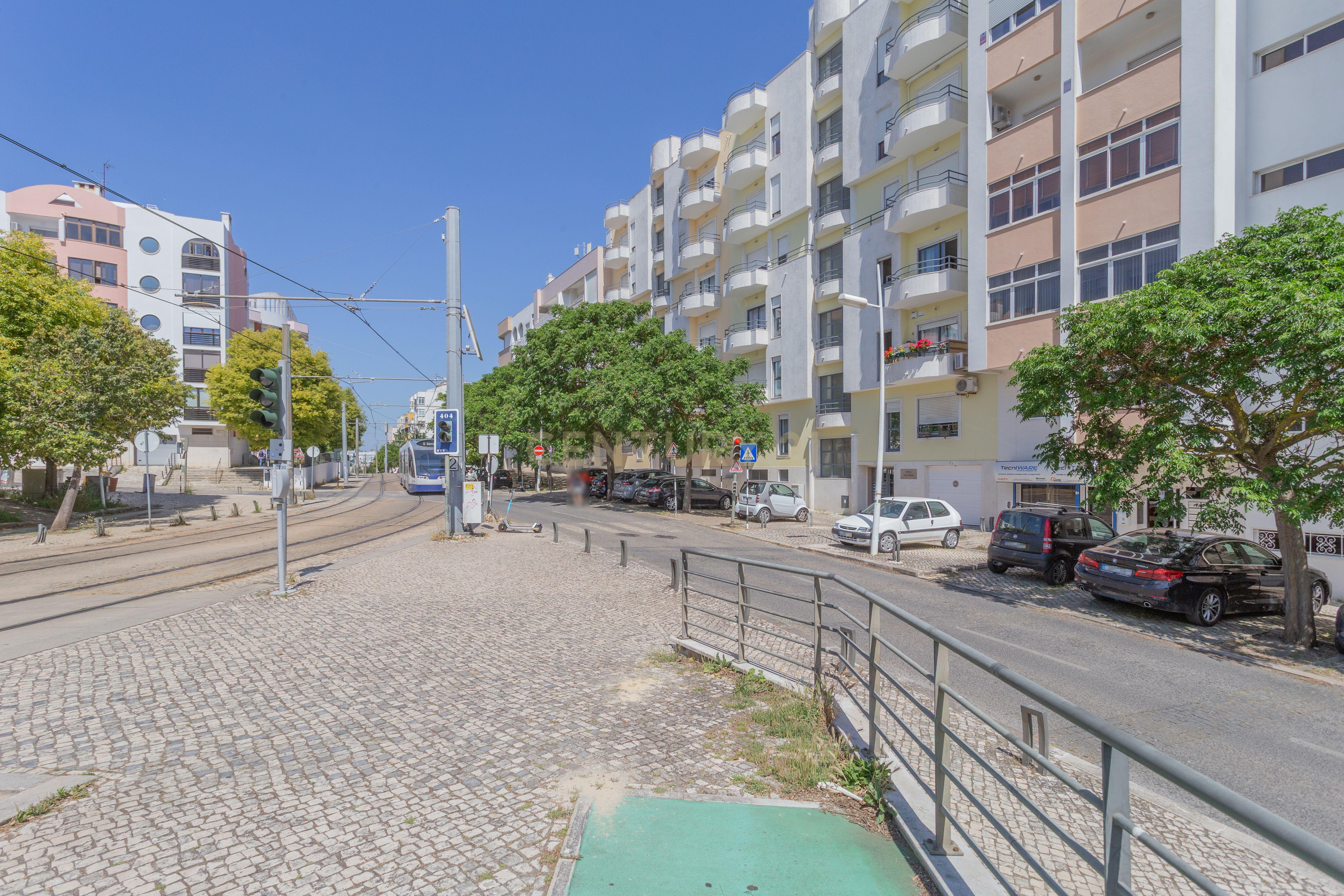 Magnifico T5 com 7 assoalhadas três frentes Almada Pragal vista magnifica prédio com dois elevadores, 50 metros da paragem do metro - Image 55