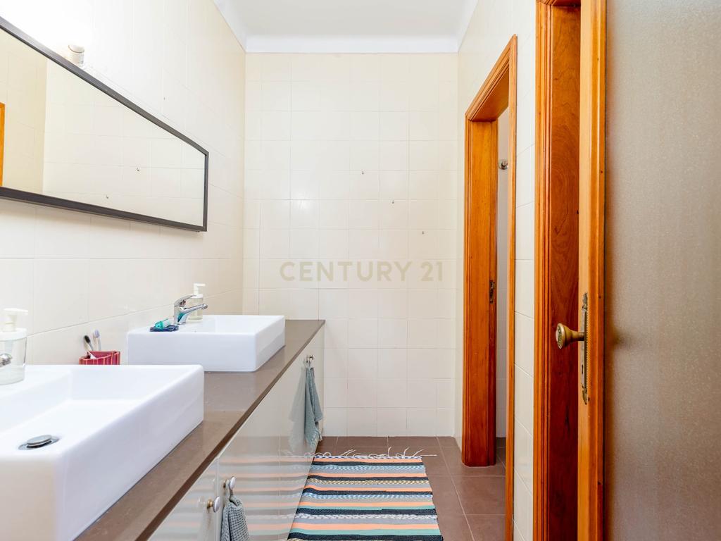 Viver com Elegância entre o Litoral e a Cidade – Uma Casa Sustentável em Colares, Portugal  - Image 25