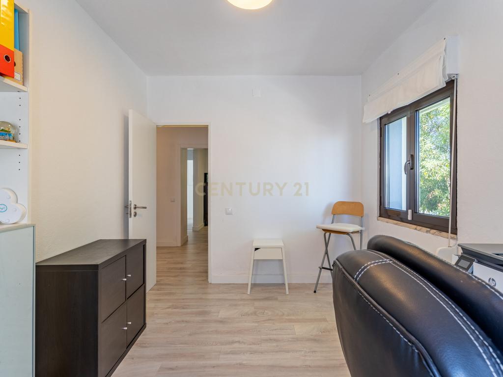 Moradia T5 isolada, inserida num lote de terreno de 750m2 em Casal de Cambra - Image 29