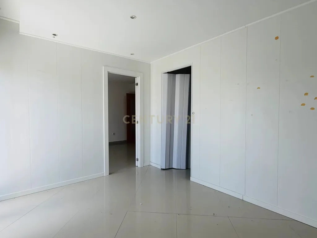 Magnífico Apartamento T4 com Duas Varandas e Arrecadação na Cascalheira, Pinhal Novo - Image 30