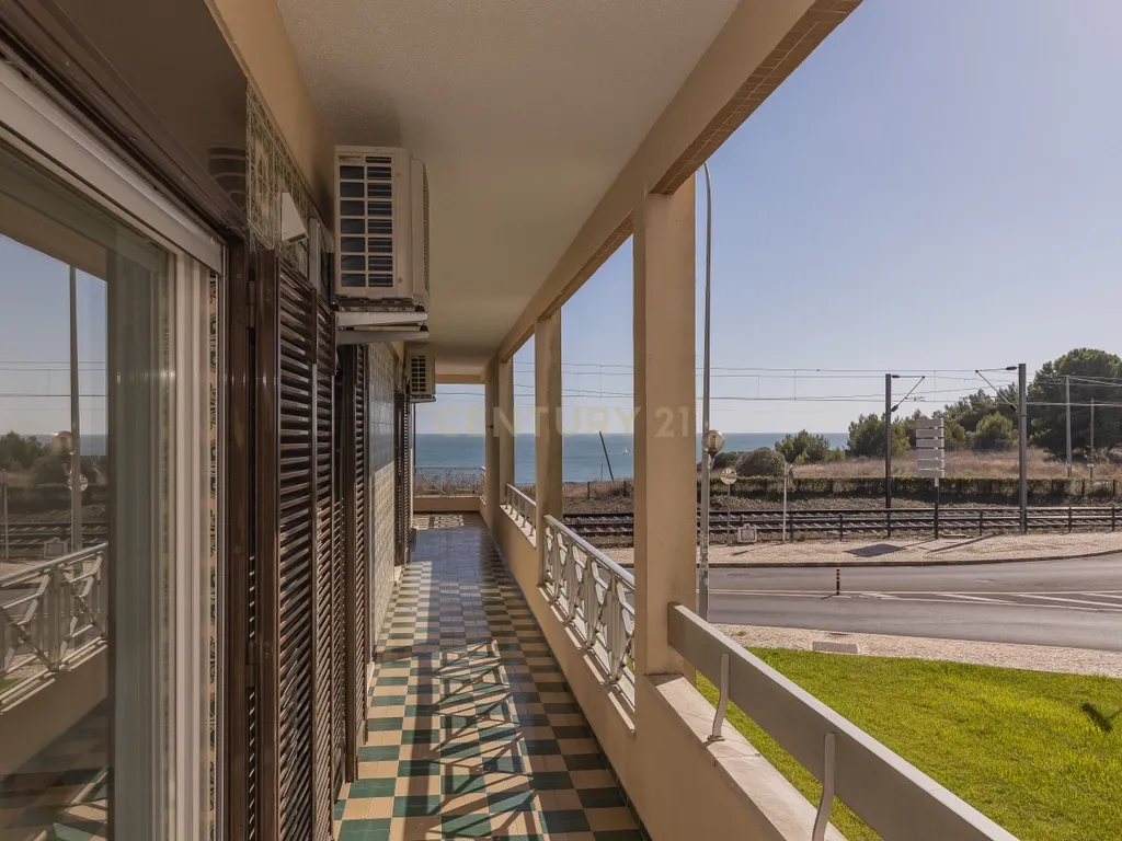 T4 em Oeiras com Vista de Mar - Image 16