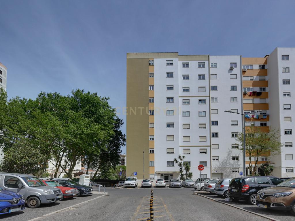 Apartamento T3 Remodelado em Massamá (Rua Miguel Torga) - Image 25