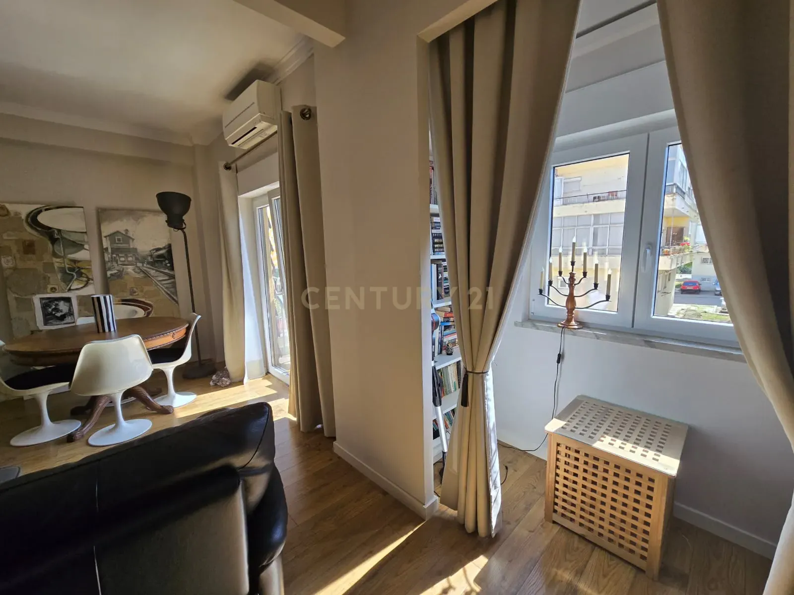Apartamento T3 Transformado em T2 com Acabamentos de Luxo no Centro do Laranjeiro - Image 3