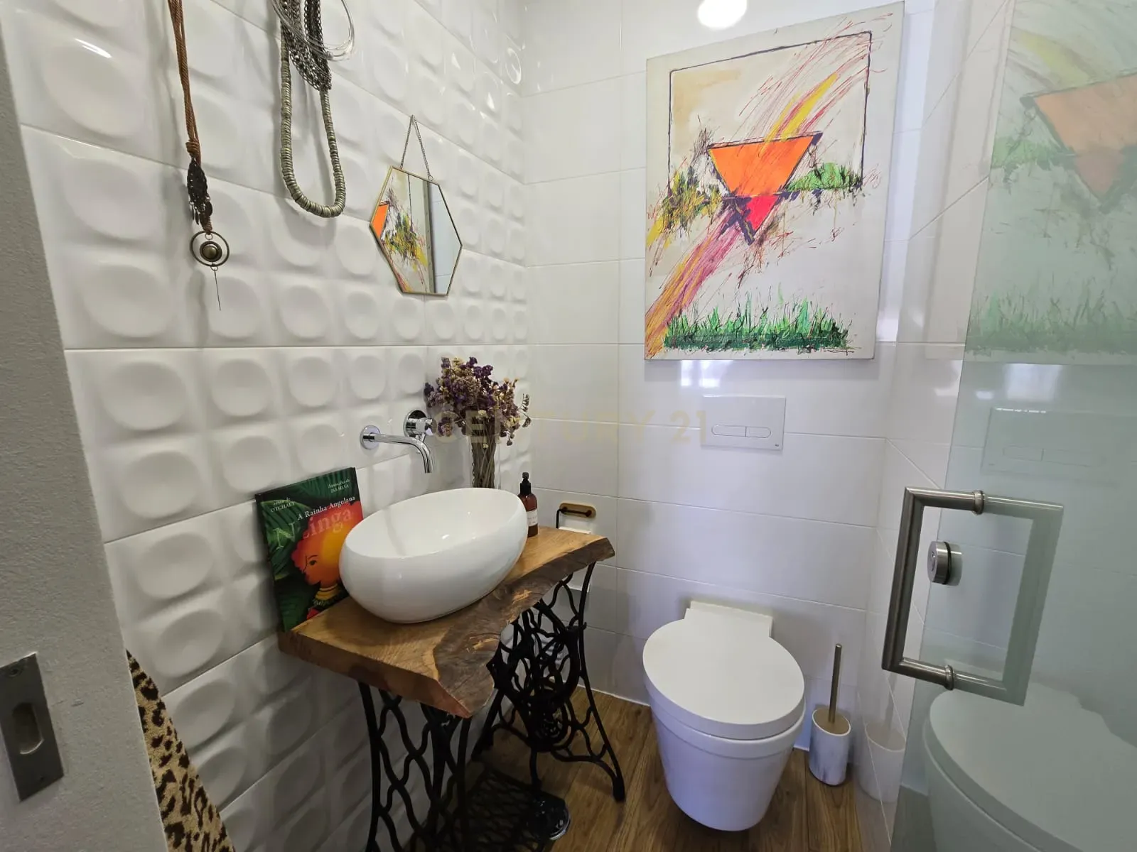 Apartamento T3 Transformado em T2 com Acabamentos de Luxo no Centro do Laranjeiro - Image 18