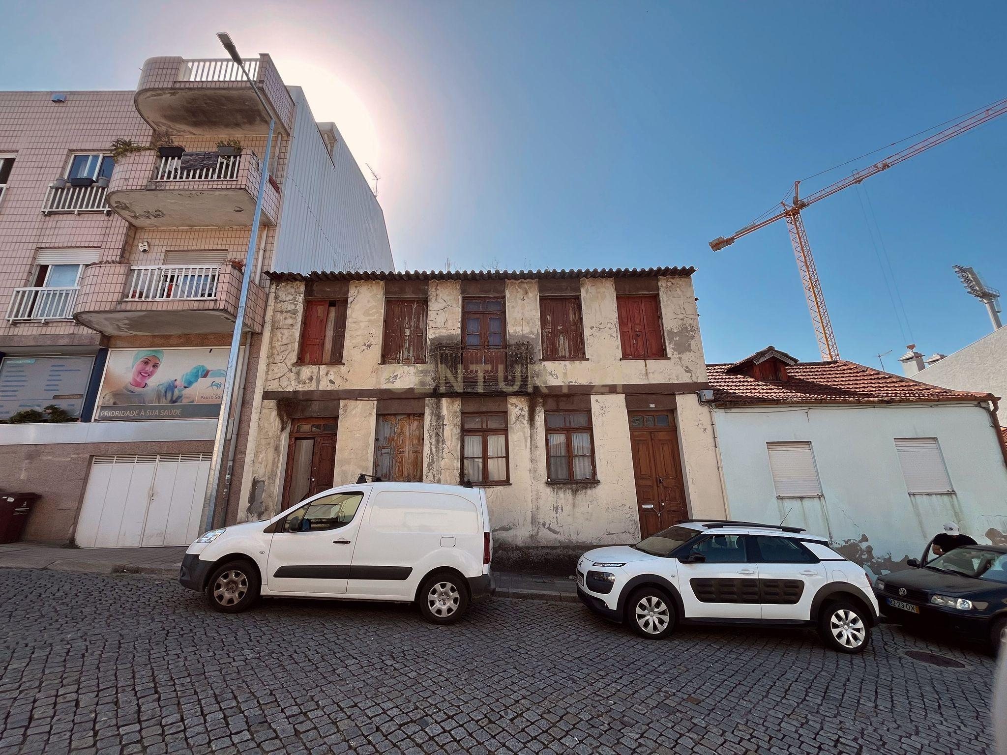 Moradia ancestral com terreno no centro da cidade de Santo Tirso para remodelação total - Image 6