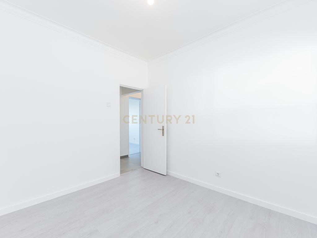 T3 Renovado na Póvoa de Santa Iria - Image 3