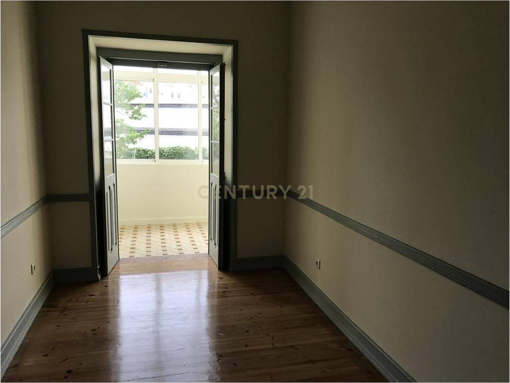 Apartamento T2+1 com Logradouro para Arrendar em Sete Rios - Image 14