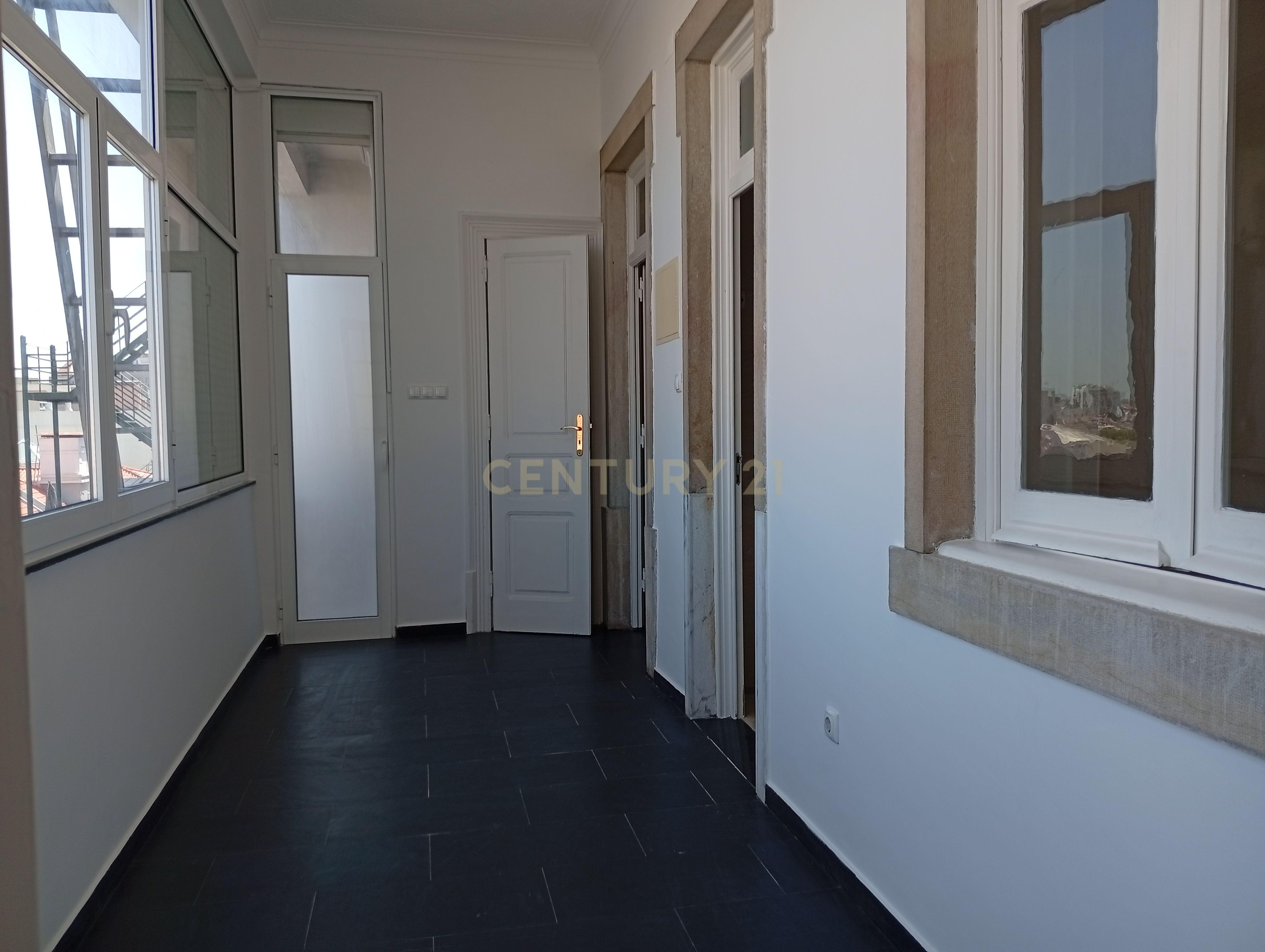 Fotografia 8 de Situado no Bairro Azul junto do Metro e do El Corte Inglês/Fundação Gulbenkian, tem este apartamento com traça antiga com 7 assoalhadas dispostas numa área de 200 m².