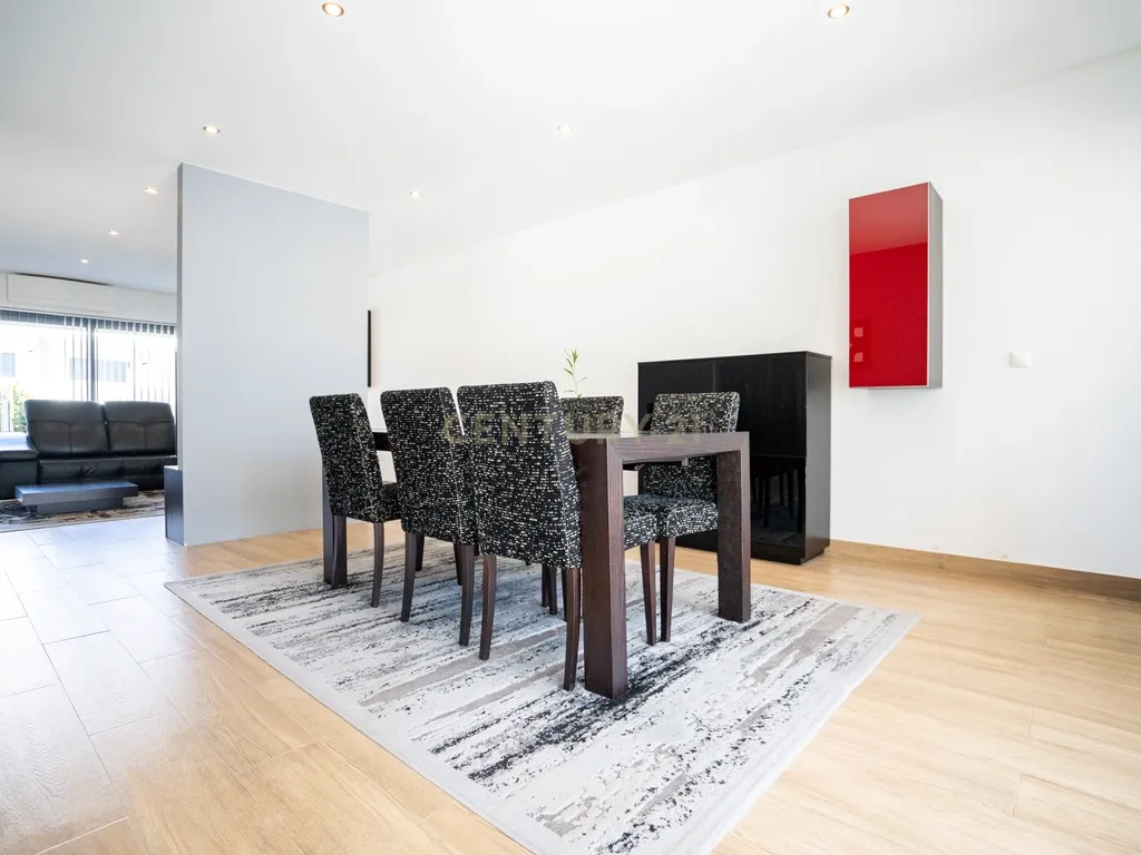 Moradia Contemporânea T4 em Santo António da Charneca - Barreiro - Image 2