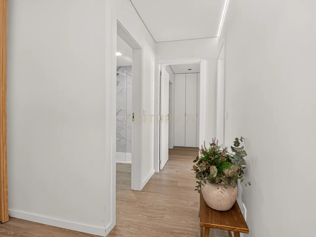 Apartamento Renovado com Vista Panorâmica em Braga - Image 7