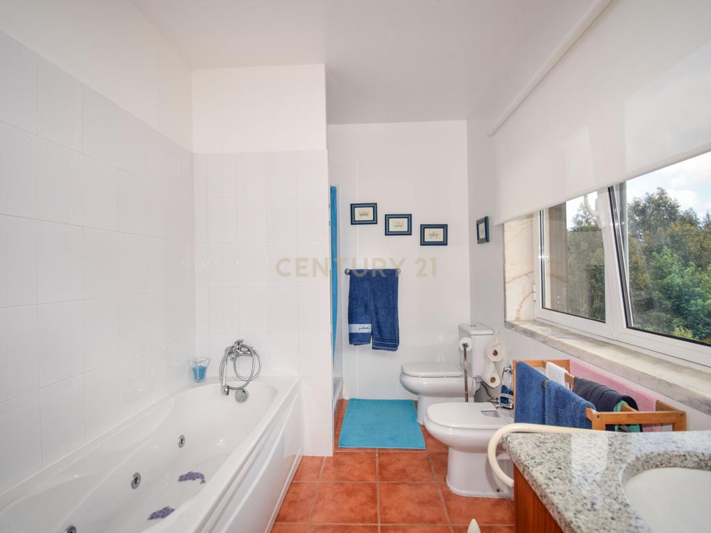 Moradia T5 com piscina em zona tranquila a 20 minutos de Lisboa - Image 20