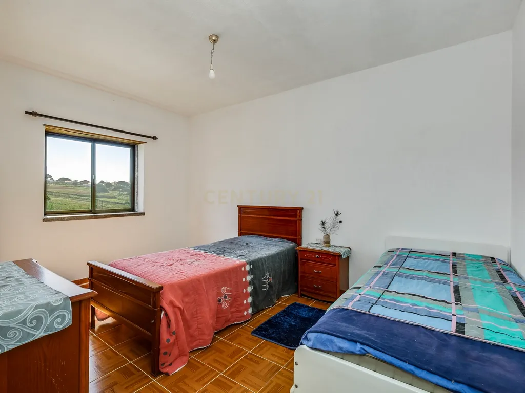 Moradia com Terreno Amplo e Vista Mar na Carvoeira - Image 14