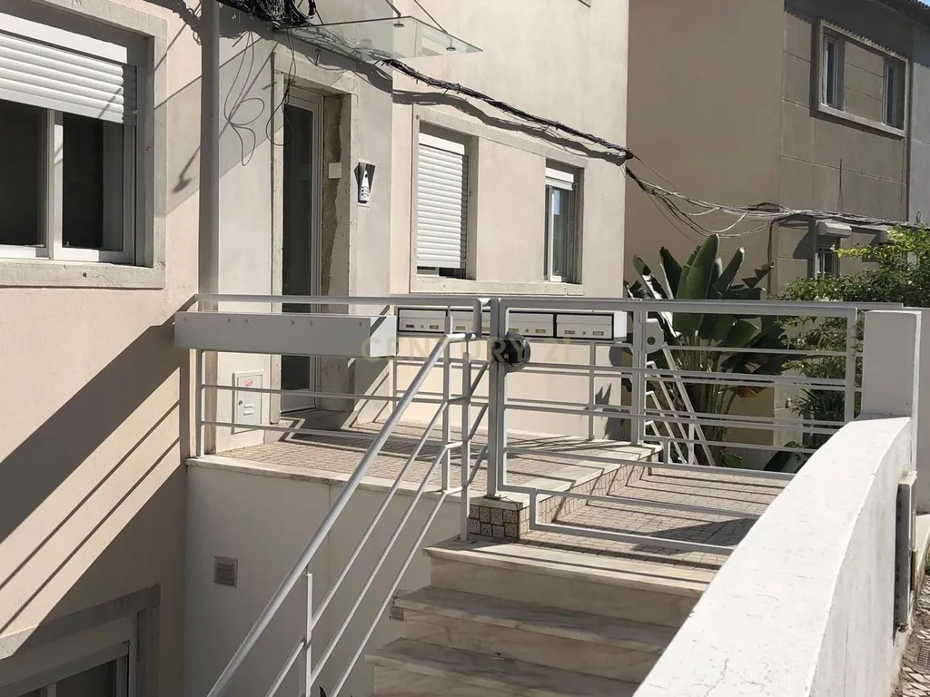 Apartamento T2 com arrecadação, renovado, no centro de Almada - Image 18