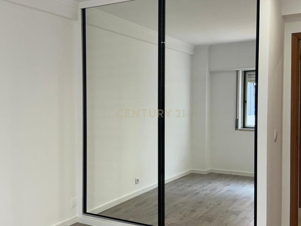 Apartamento T3 com terraço e garagem fechada para Arrendamento – Encosta do Sol - Image 21