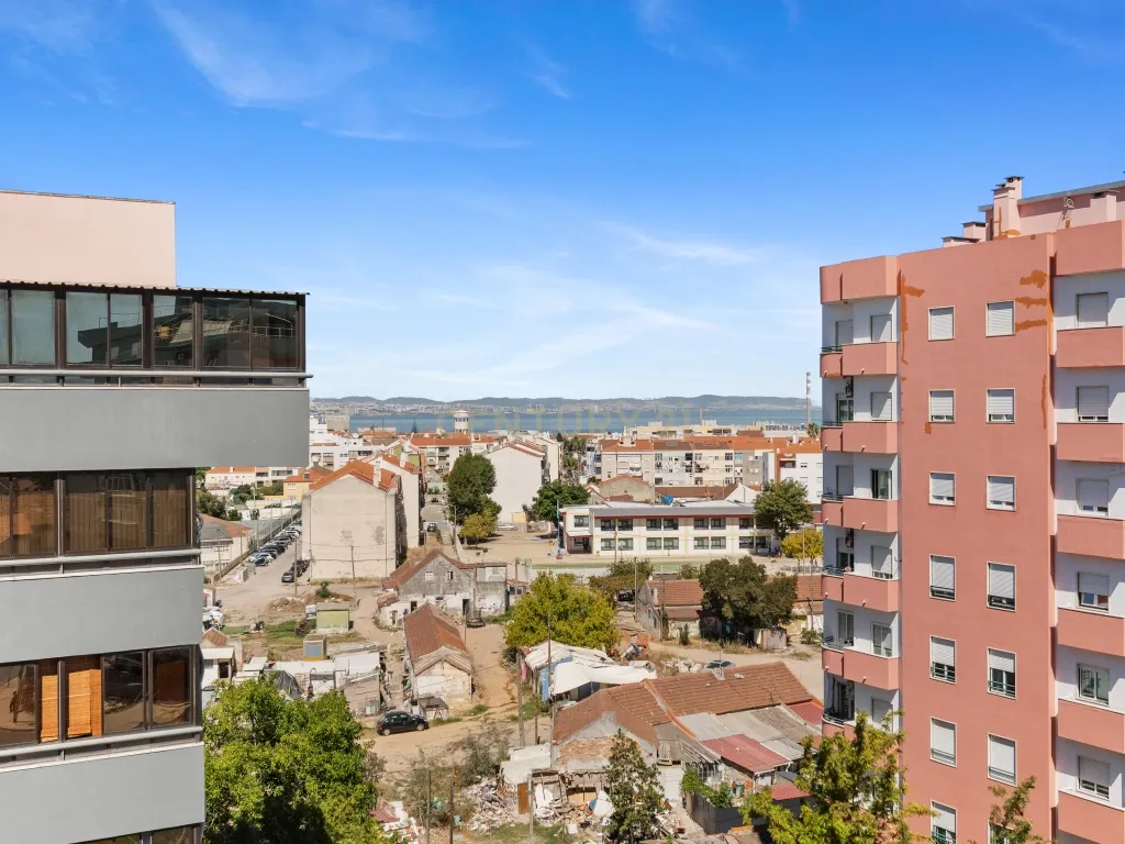 Apartamento Duplex de 7 assoalhadas no Barreiro - Image 5