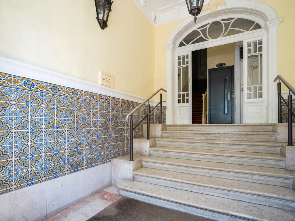 Apartamento Único com Vista sobre o Campo Pequeno – Lisboa - Image 37