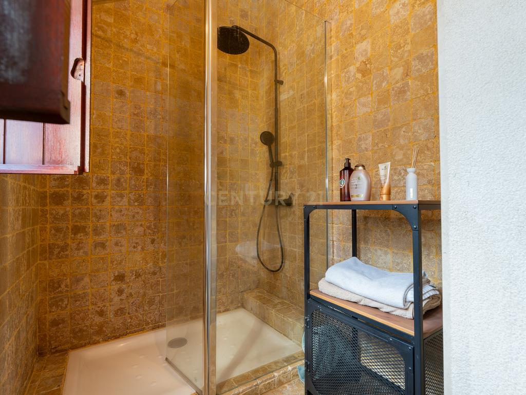 Fabulosa Quinta com lote de terreno de 22.381 m2, onde se encontra inserida uma moradia composta por dois pisos, com uma área bruta de 623 m2, uma área útil de 304 m2 e uma área bruta dependente de 319 m2, localizada em Santo Isidro de Pegões, na zona de Pegões, a pouca distância das belas praias de Setúbal. - Image 64