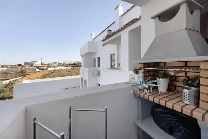 Apartamento T2 em Condomínio Fechado 2º Andar com Elevador com Piscina – Sagres - Image 16