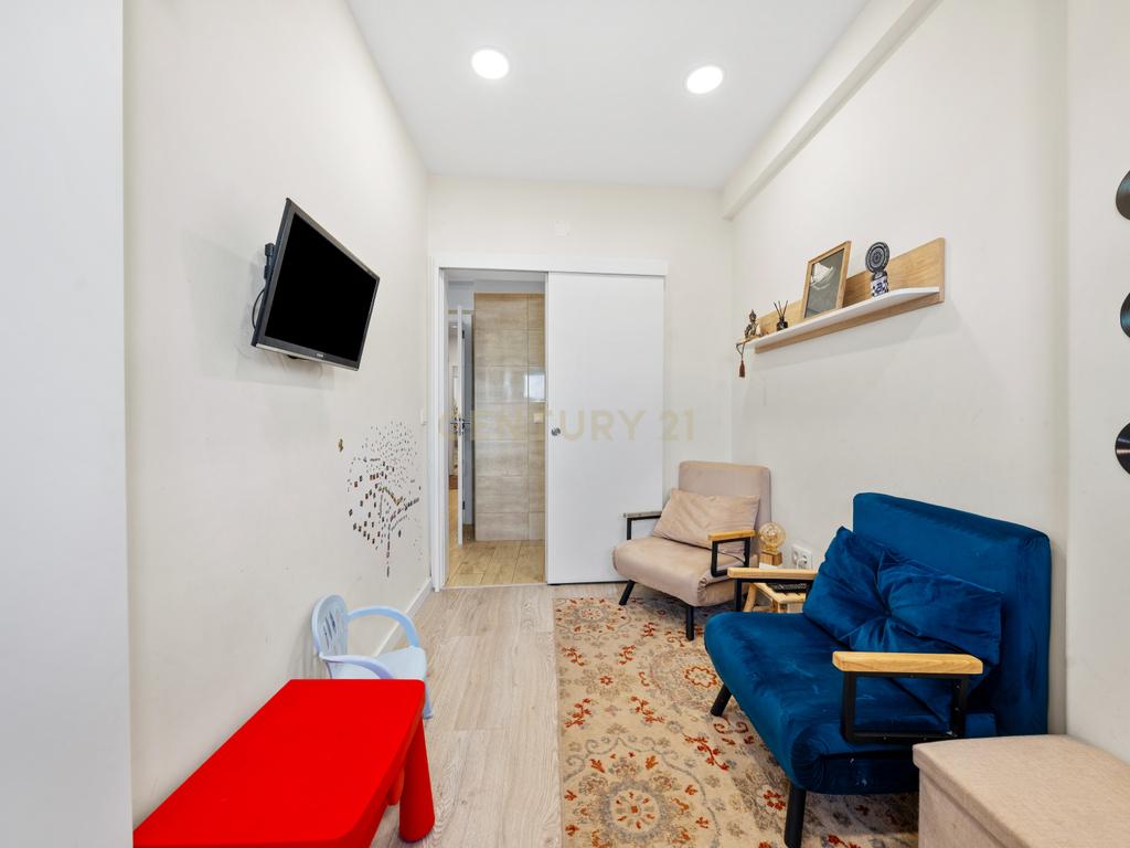 Espaçoso T3 Remodelado com Vista Rio em Cacilhas (+ Opção de Garagem BOX) - Image 19