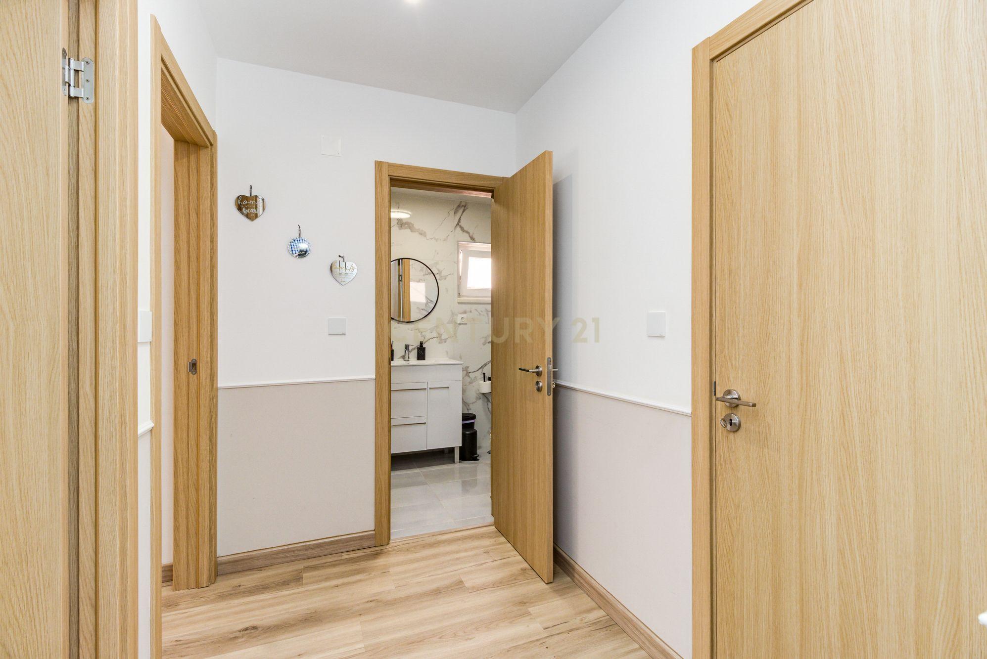 Apartamento T2 remodelado em São Marcos com Varanda e Ar Condicionado - Image 19