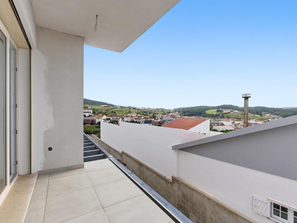 MORADIA T3 NOVA COM PISCINA E VISTA SERRA EM LOTE 795 M2 | Vilar, Cadaval - Image 23