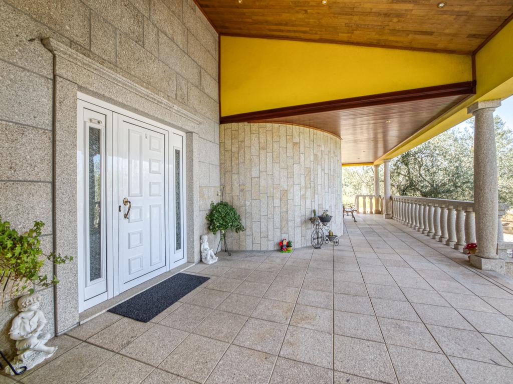 Moradia localizada na capital de distrito, no coração do Nordeste Transmontano. - Image 31