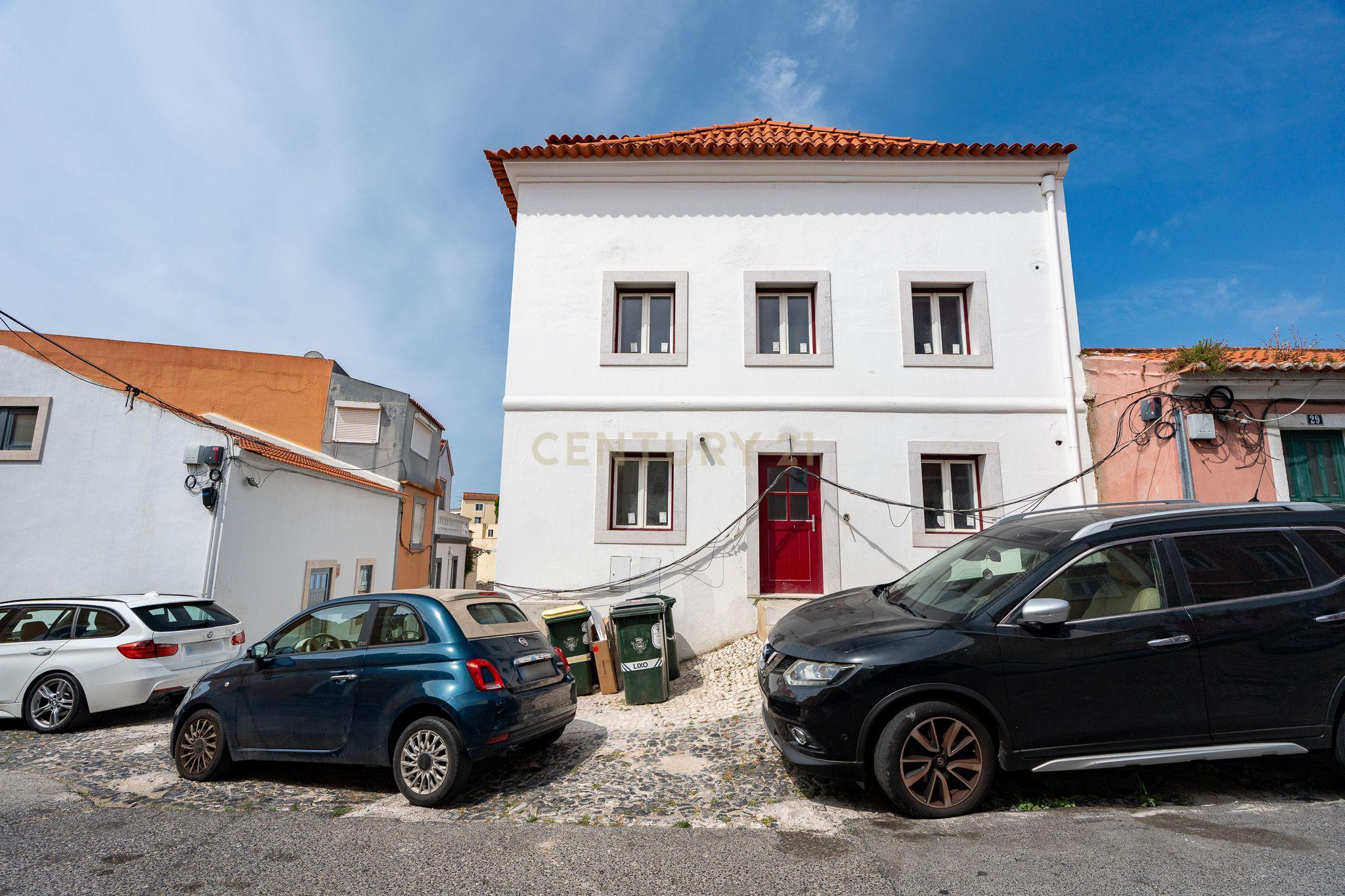 Moradia T4 em Alcântara com Dois Duplex Independentes - Ideal para Habitação e Investimento - Image 1