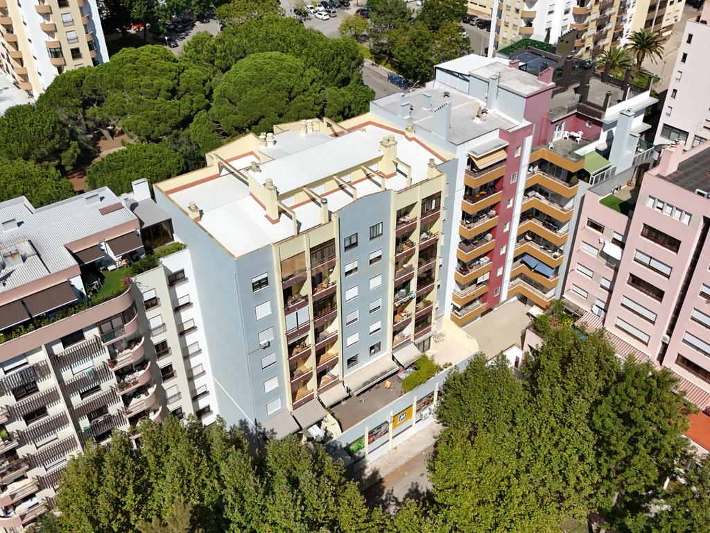 Luxuoso Apartamento T2, Totalmente Remodelado, em Vanicelos, em Setúbal - Image 2