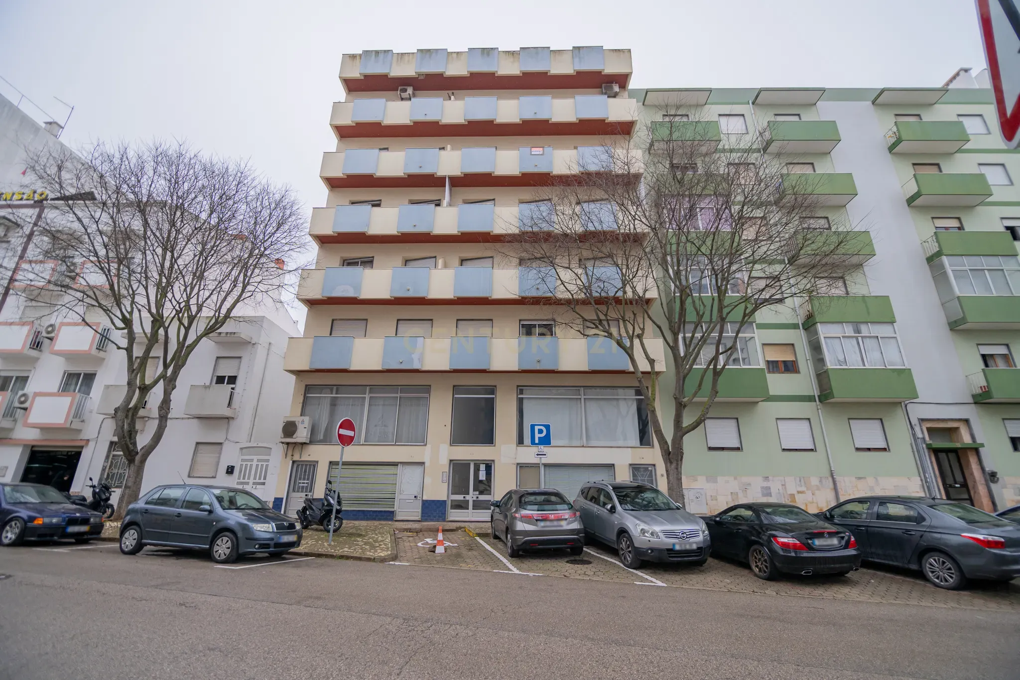 NÃO PERCA ESTA GRANDE OPORTUNIDADE! APARTAMENTO T3 DE GRANDES DIMENSÕES 140 M2 COM AMPLA VARANDA, DESPENSA E DUAS CASAS DE BANHO, MUITO BEM LOCALIZADO NO CENTRO DE PORTIMÃO PRÓXIMO DE TODAS AS COMODIDADES E SERVIÇOS, A MINUTOS DA ZONA RIBEIRINHA E A POUCOS MINUTOS - Image 3