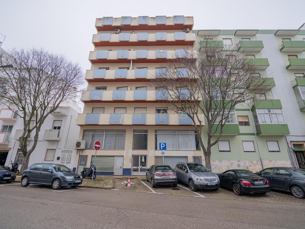 NÃO PERCA ESTA GRANDE OPORTUNIDADE! APARTAMENTO T3 DE GRANDES DIMENSÕES 140 M2 COM AMPLA VARANDA, DESPENSA E DUAS CASAS DE BANHO, MUITO BEM LOCALIZADO NO CENTRO DE PORTIMÃO PRÓXIMO DE TODAS AS COMODIDADES E SERVIÇOS, A MINUTOS DA ZONA RIBEIRINHA E A POUCOS MINUTOS - Image 3