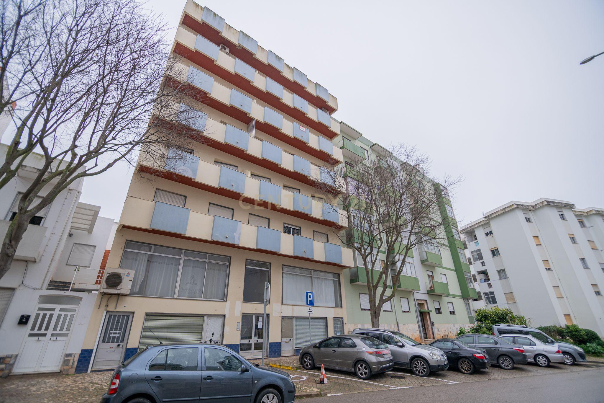 NÃO PERCA ESTA GRANDE OPORTUNIDADE! APARTAMENTO T3 DE GRANDES DIMENSÕES 140 M2 COM AMPLA VARANDA, DESPENSA E DUAS CASAS DE BANHO, MUITO BEM LOCALIZADO NO CENTRO DE PORTIMÃO PRÓXIMO DE TODAS AS COMODIDADES E SERVIÇOS, A MINUTOS DA ZONA RIBEIRINHA E A POUCOS MINUTOS - Image 2