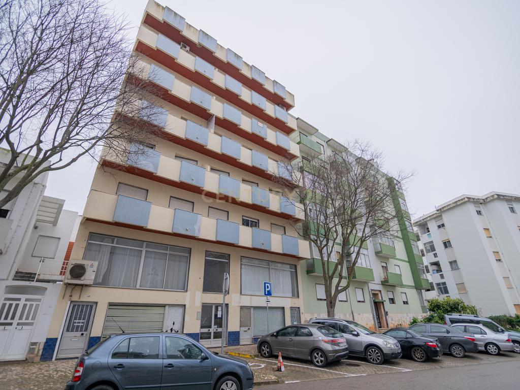 NÃO PERCA ESTA GRANDE OPORTUNIDADE! APARTAMENTO T3 DE GRANDES DIMENSÕES 140 M2 COM AMPLA VARANDA, DESPENSA E DUAS CASAS DE BANHO, MUITO BEM LOCALIZADO NO CENTRO DE PORTIMÃO PRÓXIMO DE TODAS AS COMODIDADES E SERVIÇOS, A MINUTOS DA ZONA RIBEIRINHA E A POUCOS MINUTOS - Image 2