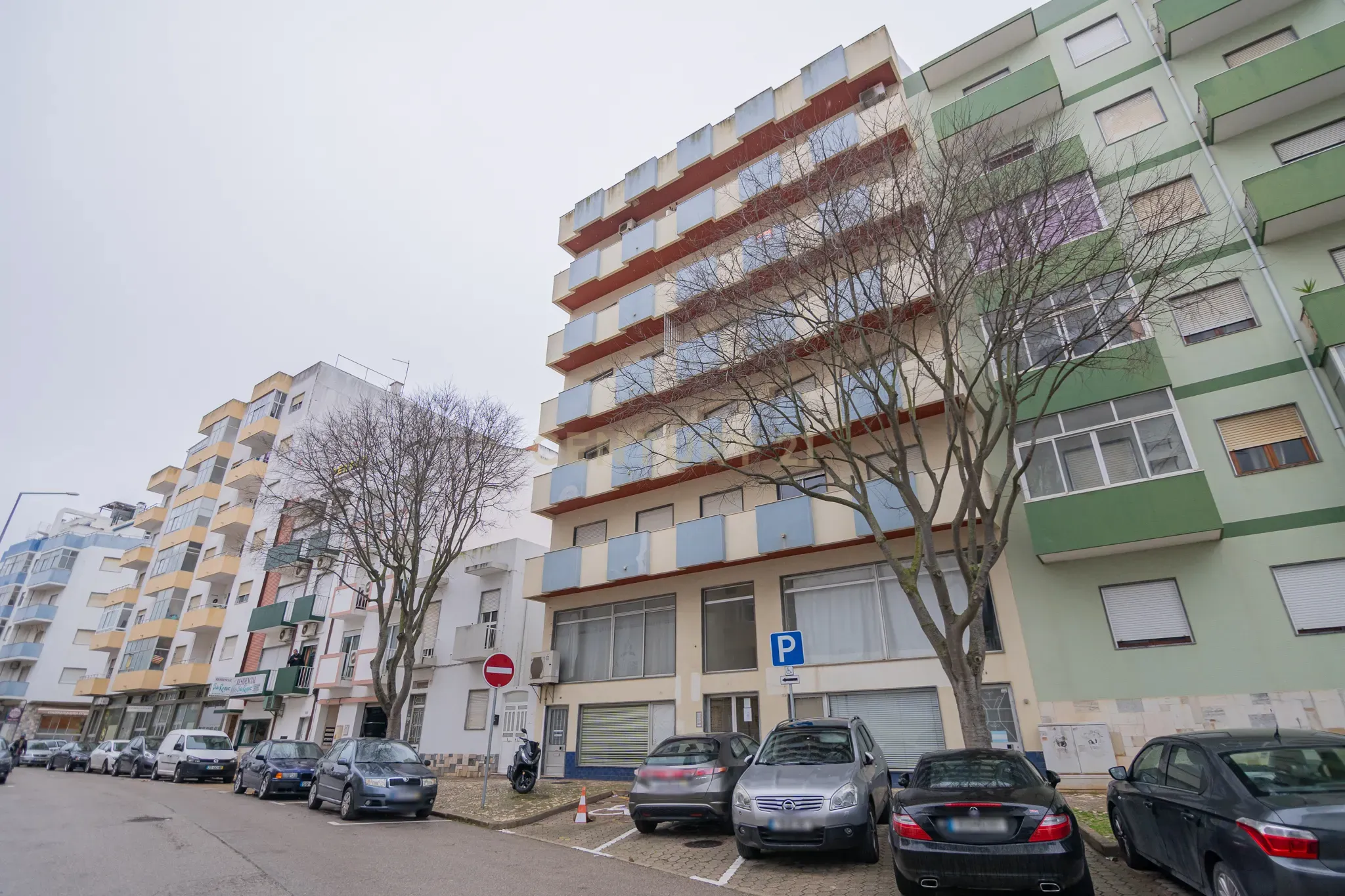 NÃO PERCA ESTA GRANDE OPORTUNIDADE! APARTAMENTO T3 DE GRANDES DIMENSÕES 140 M2 COM AMPLA VARANDA, DESPENSA E DUAS CASAS DE BANHO, MUITO BEM LOCALIZADO NO CENTRO DE PORTIMÃO PRÓXIMO DE TODAS AS COMODIDADES E SERVIÇOS, A MINUTOS DA ZONA RIBEIRINHA E A POUCOS MINUTOS - Image 4