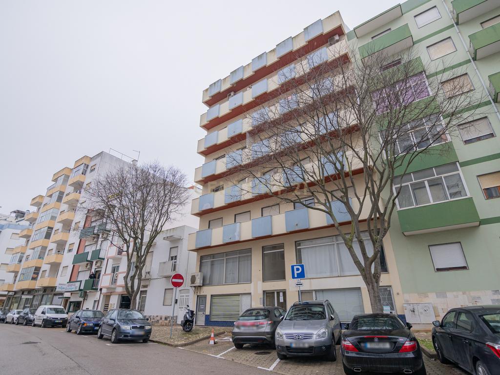 NÃO PERCA ESTA GRANDE OPORTUNIDADE! APARTAMENTO T3 DE GRANDES DIMENSÕES 140 M2 COM AMPLA VARANDA, DESPENSA E DUAS CASAS DE BANHO, MUITO BEM LOCALIZADO NO CENTRO DE PORTIMÃO PRÓXIMO DE TODAS AS COMODIDADES E SERVIÇOS, A MINUTOS DA ZONA RIBEIRINHA E A POUCOS MINUTOS - Image 4
