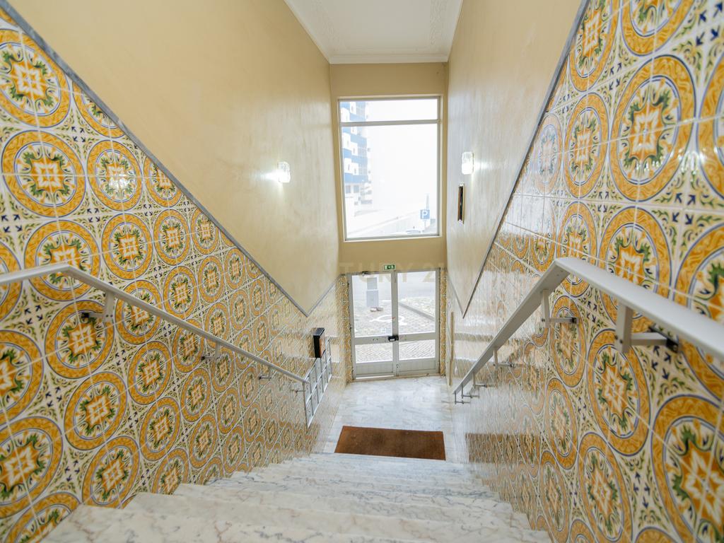 NÃO PERCA ESTA GRANDE OPORTUNIDADE! APARTAMENTO T3 DE GRANDES DIMENSÕES 140 M2 COM AMPLA VARANDA, DESPENSA E DUAS CASAS DE BANHO, MUITO BEM LOCALIZADO NO CENTRO DE PORTIMÃO PRÓXIMO DE TODAS AS COMODIDADES E SERVIÇOS, A MINUTOS DA ZONA RIBEIRINHA E A POUCOS MINUTOS - Image 5