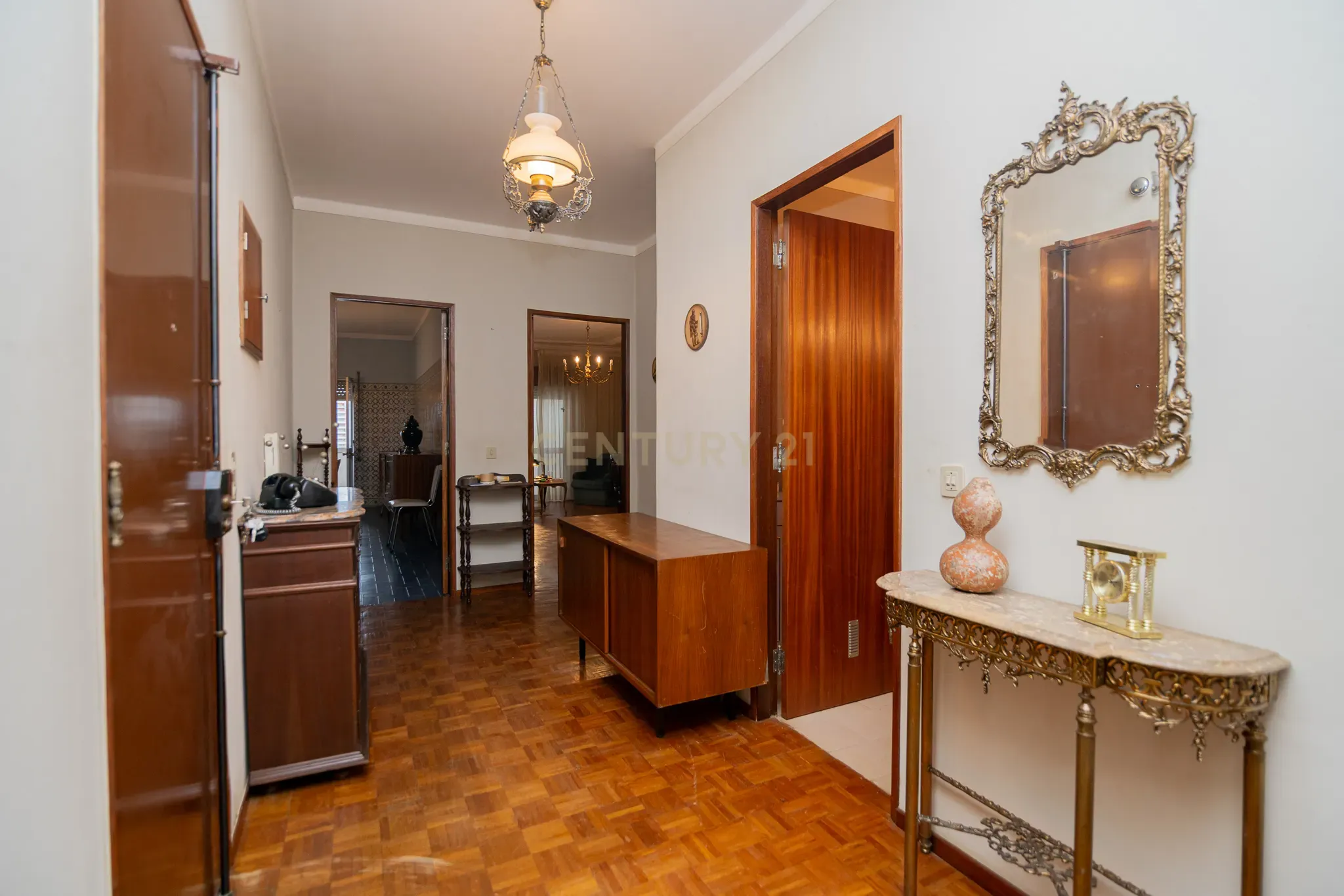 NÃO PERCA ESTA GRANDE OPORTUNIDADE! APARTAMENTO T3 DE GRANDES DIMENSÕES 140 M2 COM AMPLA VARANDA, DESPENSA E DUAS CASAS DE BANHO, MUITO BEM LOCALIZADO NO CENTRO DE PORTIMÃO PRÓXIMO DE TODAS AS COMODIDADES E SERVIÇOS, A MINUTOS DA ZONA RIBEIRINHA E A POUCOS MINUTOS - Image 8