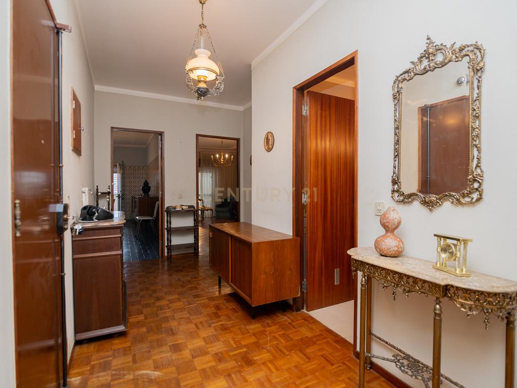 NÃO PERCA ESTA GRANDE OPORTUNIDADE! APARTAMENTO T3 DE GRANDES DIMENSÕES 140 M2 COM AMPLA VARANDA, DESPENSA E DUAS CASAS DE BANHO, MUITO BEM LOCALIZADO NO CENTRO DE PORTIMÃO PRÓXIMO DE TODAS AS COMODIDADES E SERVIÇOS, A MINUTOS DA ZONA RIBEIRINHA E A POUCOS MINUTOS - Image 8