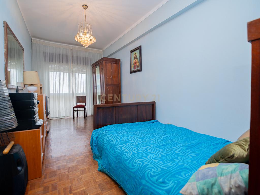 NÃO PERCA ESTA GRANDE OPORTUNIDADE! APARTAMENTO T3 DE GRANDES DIMENSÕES 140 M2 COM AMPLA VARANDA, DESPENSA E DUAS CASAS DE BANHO, MUITO BEM LOCALIZADO NO CENTRO DE PORTIMÃO PRÓXIMO DE TODAS AS COMODIDADES E SERVIÇOS, A MINUTOS DA ZONA RIBEIRINHA E A POUCOS MINUTOS - Image 21