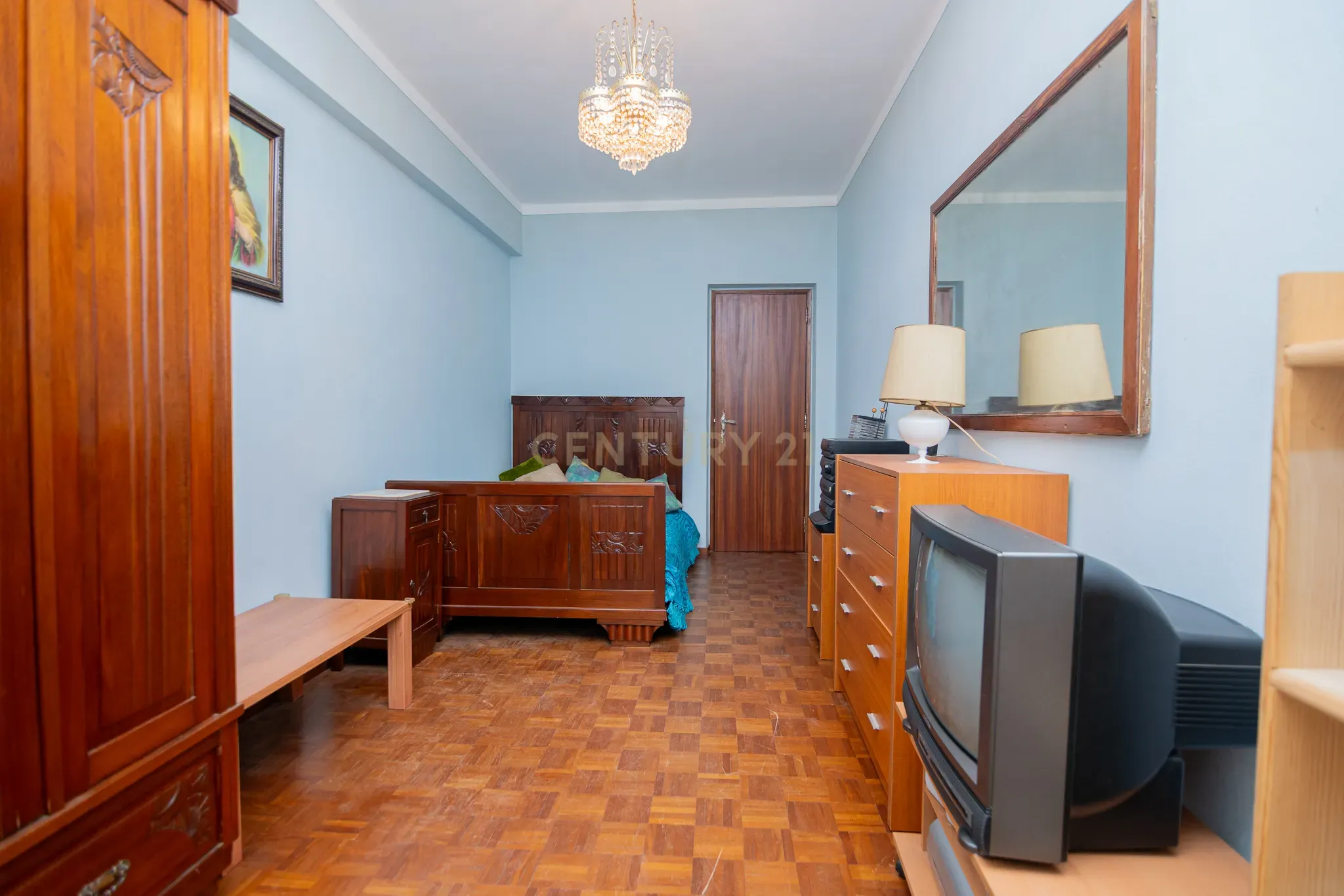 NÃO PERCA ESTA GRANDE OPORTUNIDADE! APARTAMENTO T3 DE GRANDES DIMENSÕES 140 M2 COM AMPLA VARANDA, DESPENSA E DUAS CASAS DE BANHO, MUITO BEM LOCALIZADO NO CENTRO DE PORTIMÃO PRÓXIMO DE TODAS AS COMODIDADES E SERVIÇOS, A MINUTOS DA ZONA RIBEIRINHA E A POUCOS MINUTOS - Image 22