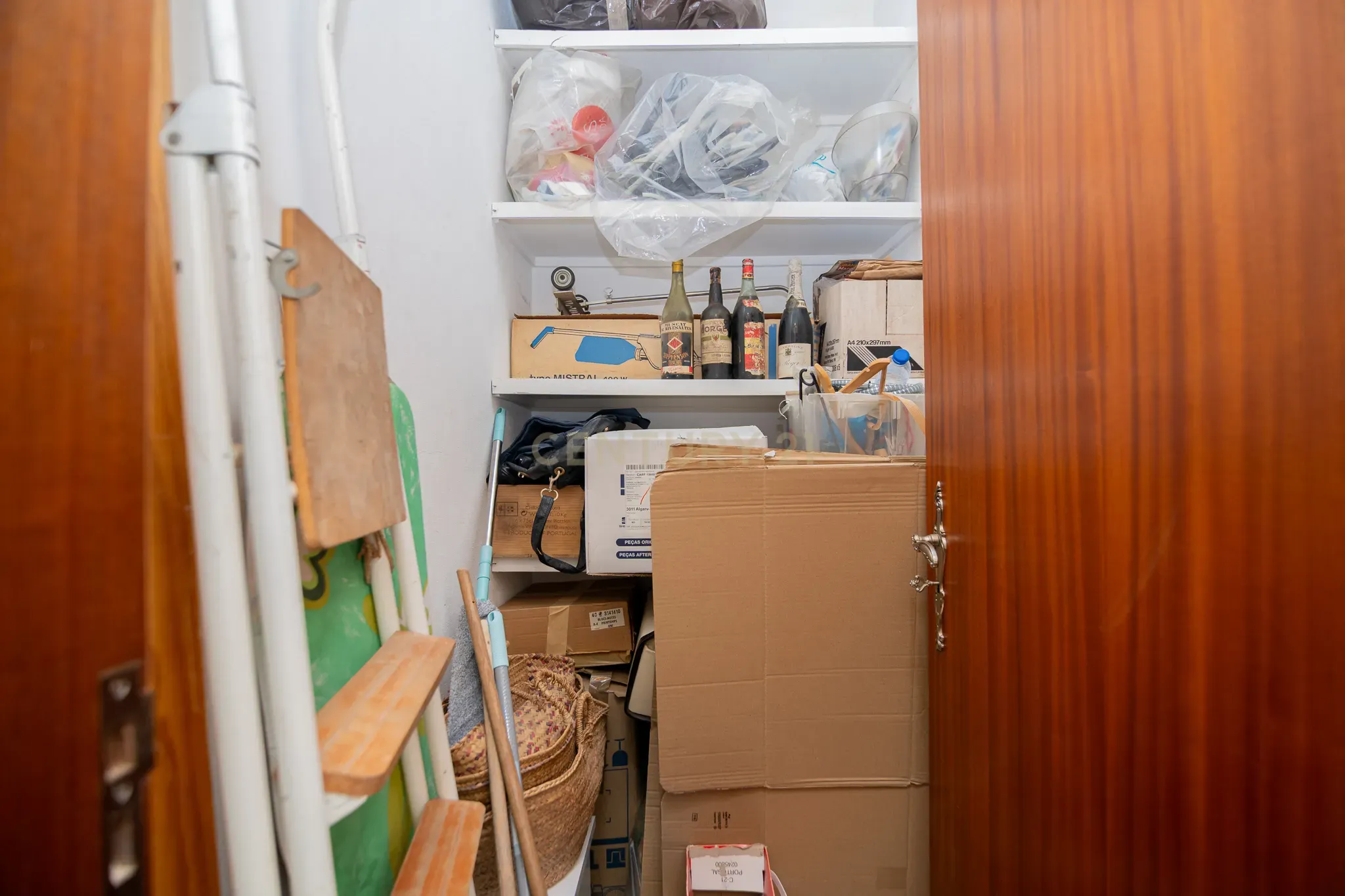 NÃO PERCA ESTA GRANDE OPORTUNIDADE! APARTAMENTO T3 DE GRANDES DIMENSÕES 140 M2 COM AMPLA VARANDA, DESPENSA E DUAS CASAS DE BANHO, MUITO BEM LOCALIZADO NO CENTRO DE PORTIMÃO PRÓXIMO DE TODAS AS COMODIDADES E SERVIÇOS, A MINUTOS DA ZONA RIBEIRINHA E A POUCOS MINUTOS - Image 28