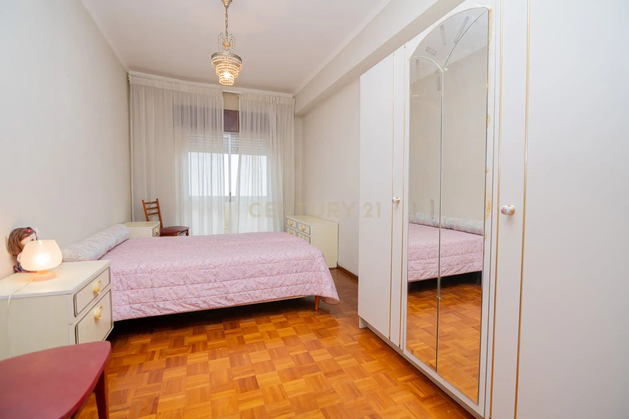 NÃO PERCA ESTA GRANDE OPORTUNIDADE! APARTAMENTO T3 DE GRANDES DIMENSÕES 140 M2 COM AMPLA VARANDA, DESPENSA E DUAS CASAS DE BANHO, MUITO BEM LOCALIZADO NO CENTRO DE PORTIMÃO PRÓXIMO DE TODAS AS COMODIDADES E SERVIÇOS, A MINUTOS DA ZONA RIBEIRINHA E A POUCOS MINUTOS - Image 17