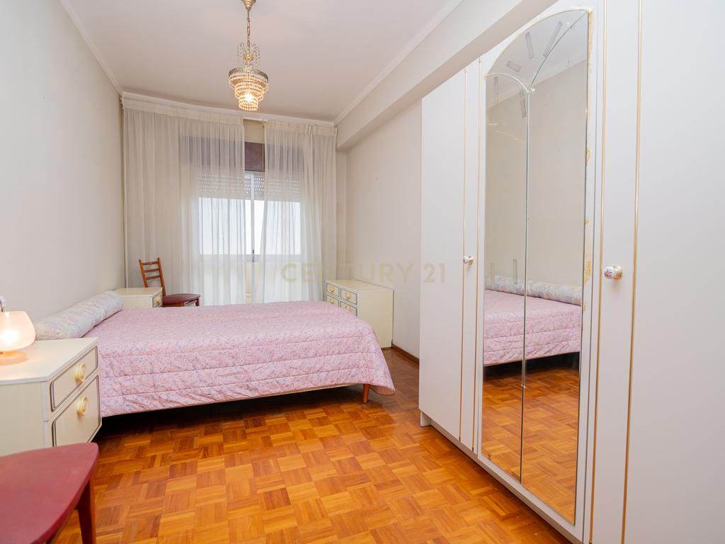 NÃO PERCA ESTA GRANDE OPORTUNIDADE! APARTAMENTO T3 DE GRANDES DIMENSÕES 140 M2 COM AMPLA VARANDA, DESPENSA E DUAS CASAS DE BANHO, MUITO BEM LOCALIZADO NO CENTRO DE PORTIMÃO PRÓXIMO DE TODAS AS COMODIDADES E SERVIÇOS, A MINUTOS DA ZONA RIBEIRINHA E A POUCOS MINUTOS - Image 17