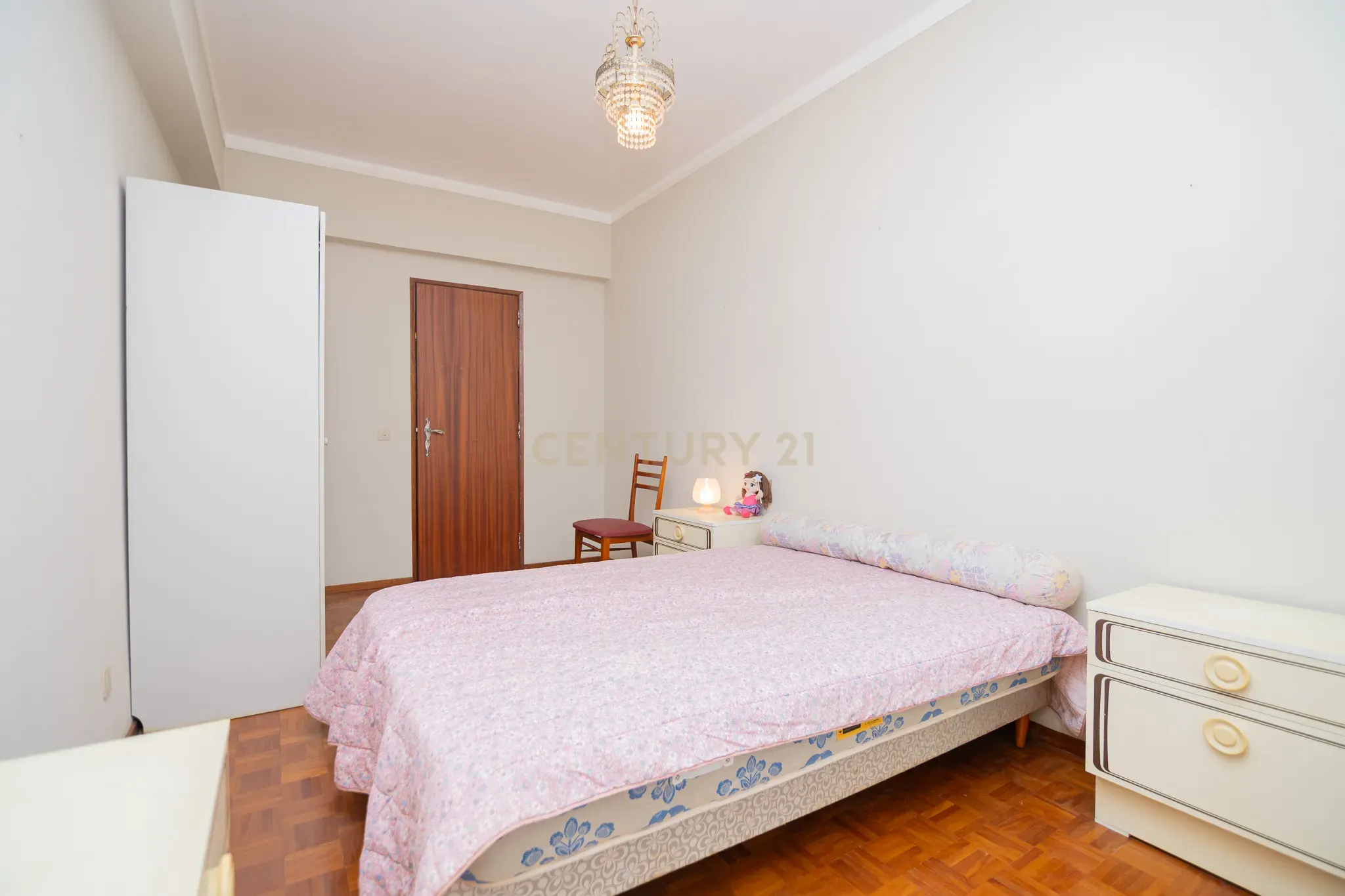 NÃO PERCA ESTA GRANDE OPORTUNIDADE! APARTAMENTO T3 DE GRANDES DIMENSÕES 140 M2 COM AMPLA VARANDA, DESPENSA E DUAS CASAS DE BANHO, MUITO BEM LOCALIZADO NO CENTRO DE PORTIMÃO PRÓXIMO DE TODAS AS COMODIDADES E SERVIÇOS, A MINUTOS DA ZONA RIBEIRINHA E A POUCOS MINUTOS - Image 15