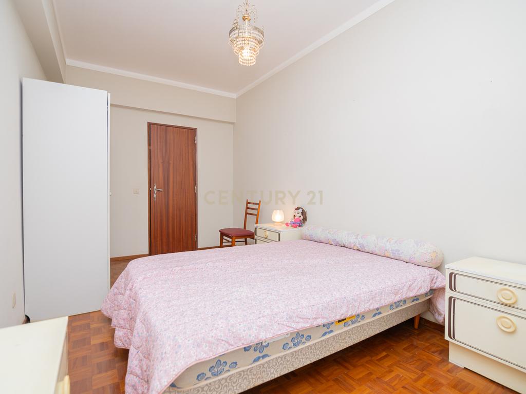 NÃO PERCA ESTA GRANDE OPORTUNIDADE! APARTAMENTO T3 DE GRANDES DIMENSÕES 140 M2 COM AMPLA VARANDA, DESPENSA E DUAS CASAS DE BANHO, MUITO BEM LOCALIZADO NO CENTRO DE PORTIMÃO PRÓXIMO DE TODAS AS COMODIDADES E SERVIÇOS, A MINUTOS DA ZONA RIBEIRINHA E A POUCOS MINUTOS - Image 15