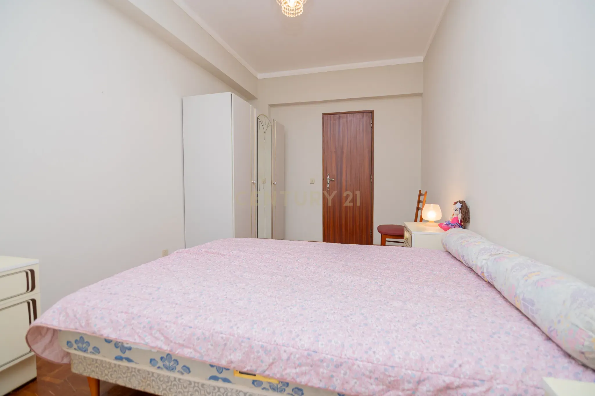 NÃO PERCA ESTA GRANDE OPORTUNIDADE! APARTAMENTO T3 DE GRANDES DIMENSÕES 140 M2 COM AMPLA VARANDA, DESPENSA E DUAS CASAS DE BANHO, MUITO BEM LOCALIZADO NO CENTRO DE PORTIMÃO PRÓXIMO DE TODAS AS COMODIDADES E SERVIÇOS, A MINUTOS DA ZONA RIBEIRINHA E A POUCOS MINUTOS - Image 16