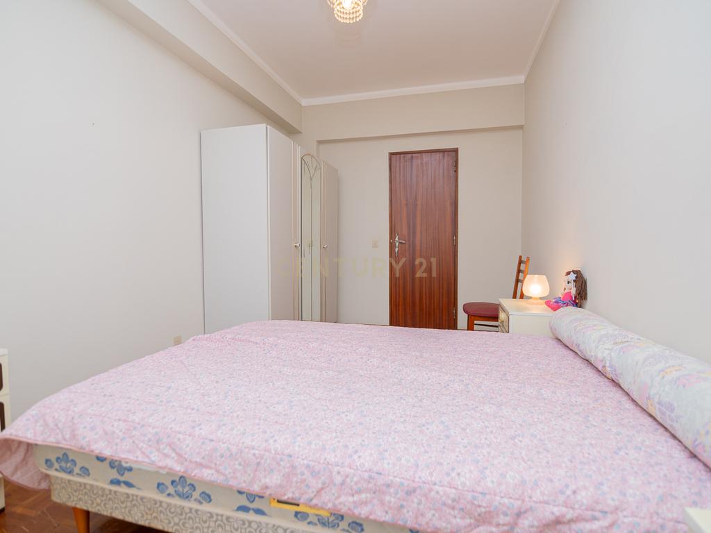 NÃO PERCA ESTA GRANDE OPORTUNIDADE! APARTAMENTO T3 DE GRANDES DIMENSÕES 140 M2 COM AMPLA VARANDA, DESPENSA E DUAS CASAS DE BANHO, MUITO BEM LOCALIZADO NO CENTRO DE PORTIMÃO PRÓXIMO DE TODAS AS COMODIDADES E SERVIÇOS, A MINUTOS DA ZONA RIBEIRINHA E A POUCOS MINUTOS - Image 16
