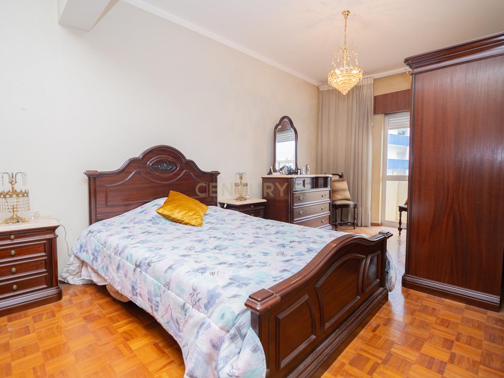 NÃO PERCA ESTA GRANDE OPORTUNIDADE! APARTAMENTO T3 DE GRANDES DIMENSÕES 140 M2 COM AMPLA VARANDA, DESPENSA E DUAS CASAS DE BANHO, MUITO BEM LOCALIZADO NO CENTRO DE PORTIMÃO PRÓXIMO DE TODAS AS COMODIDADES E SERVIÇOS, A MINUTOS DA ZONA RIBEIRINHA E A POUCOS MINUTOS - Image 19