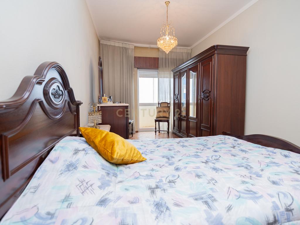 NÃO PERCA ESTA GRANDE OPORTUNIDADE! APARTAMENTO T3 DE GRANDES DIMENSÕES 140 M2 COM AMPLA VARANDA, DESPENSA E DUAS CASAS DE BANHO, MUITO BEM LOCALIZADO NO CENTRO DE PORTIMÃO PRÓXIMO DE TODAS AS COMODIDADES E SERVIÇOS, A MINUTOS DA ZONA RIBEIRINHA E A POUCOS MINUTOS - Image 20