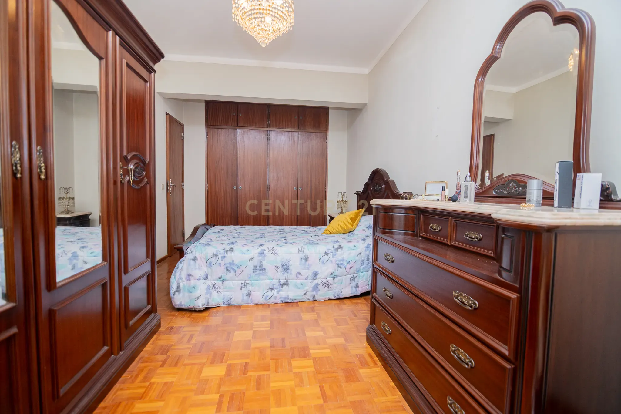NÃO PERCA ESTA GRANDE OPORTUNIDADE! APARTAMENTO T3 DE GRANDES DIMENSÕES 140 M2 COM AMPLA VARANDA, DESPENSA E DUAS CASAS DE BANHO, MUITO BEM LOCALIZADO NO CENTRO DE PORTIMÃO PRÓXIMO DE TODAS AS COMODIDADES E SERVIÇOS, A MINUTOS DA ZONA RIBEIRINHA E A POUCOS MINUTOS - Image 18