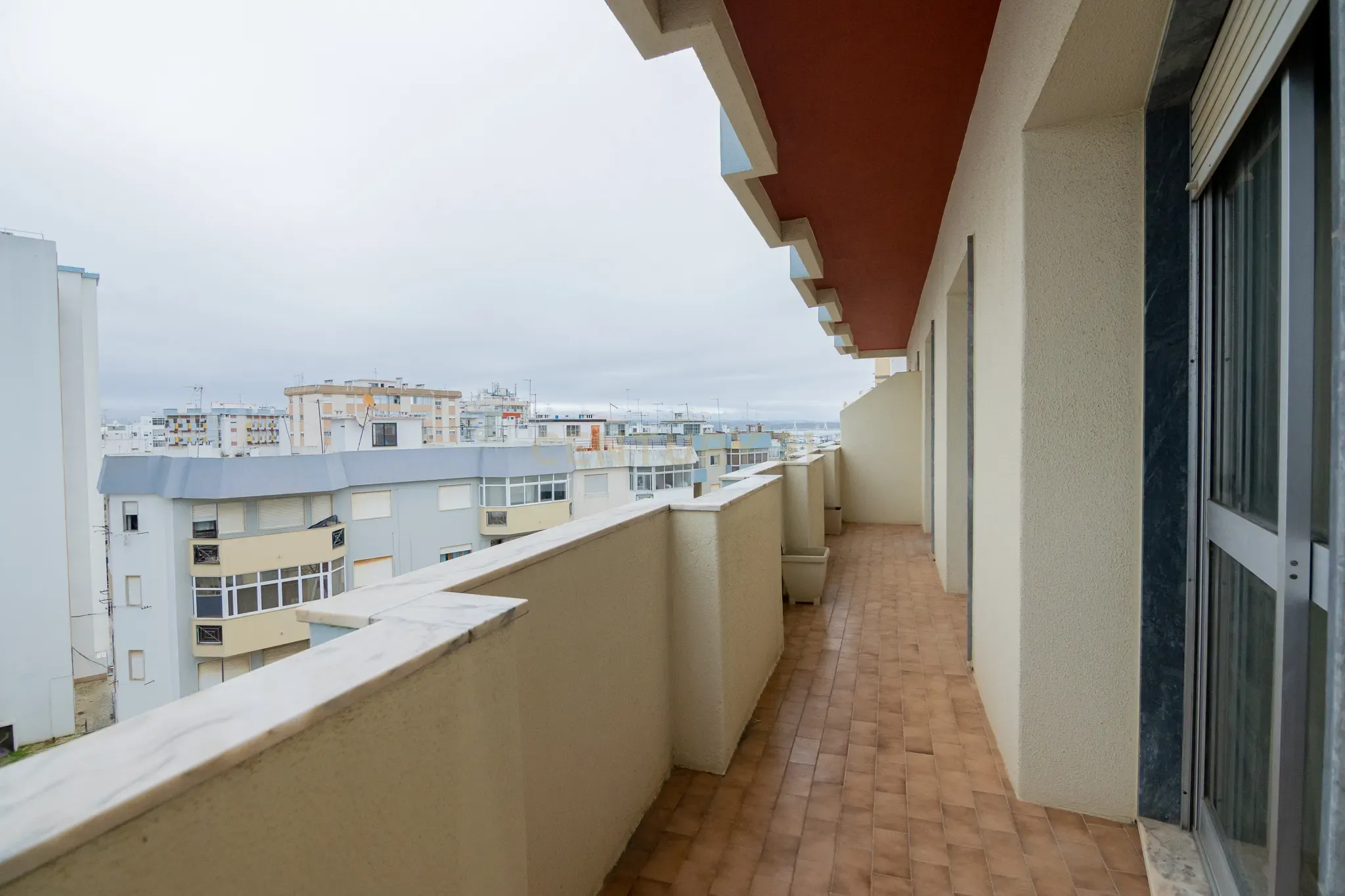 NÃO PERCA ESTA GRANDE OPORTUNIDADE! APARTAMENTO T3 DE GRANDES DIMENSÕES 140 M2 COM AMPLA VARANDA, DESPENSA E DUAS CASAS DE BANHO, MUITO BEM LOCALIZADO NO CENTRO DE PORTIMÃO PRÓXIMO DE TODAS AS COMODIDADES E SERVIÇOS, A MINUTOS DA ZONA RIBEIRINHA E A POUCOS MINUTOS - Image 1